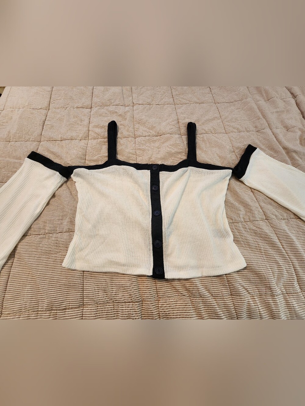 Soncy Off-Shoulder Thin Strap Ribbed Button-Front Top Cream Black NWT 18/20